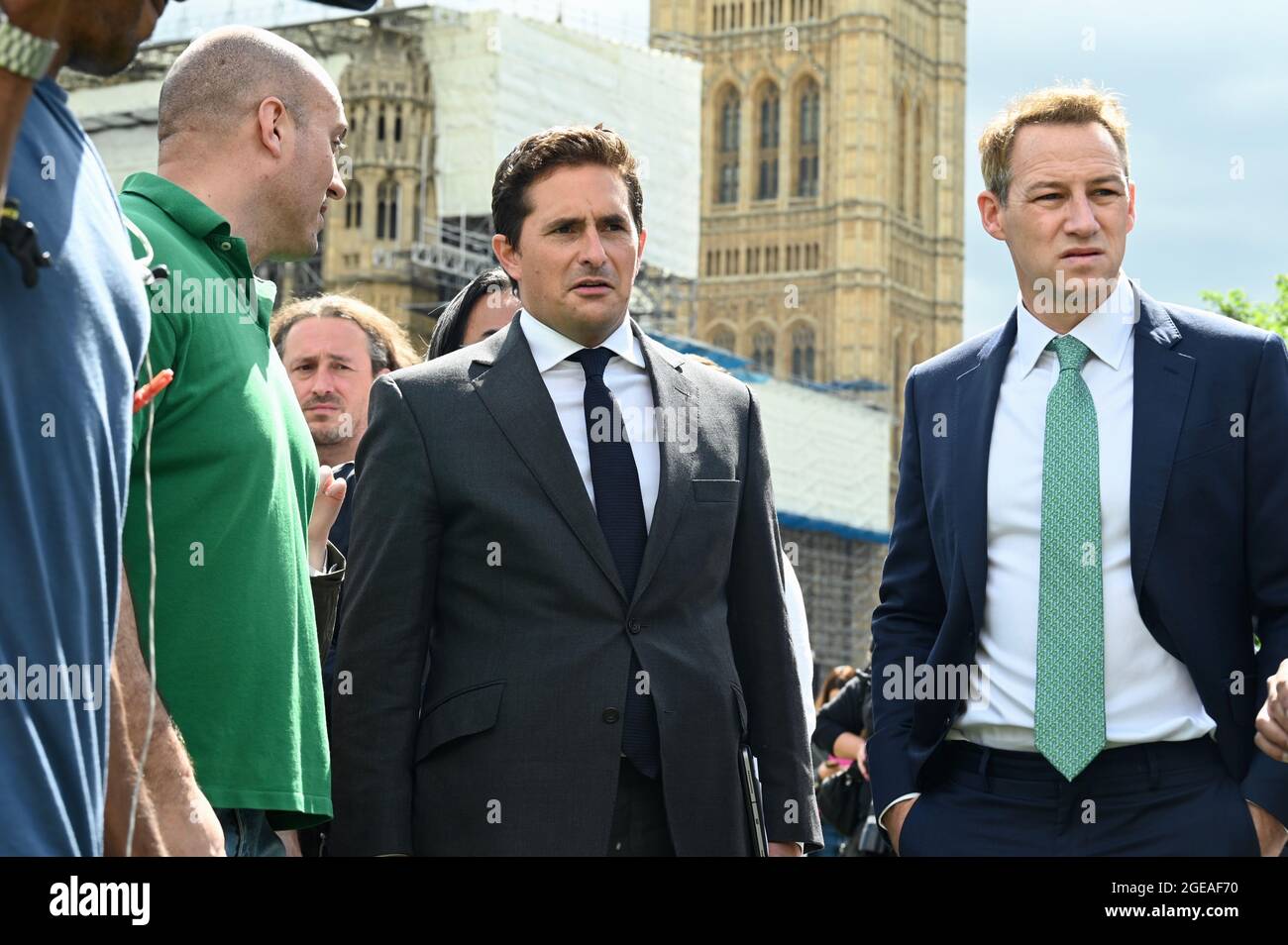 Londres, Royaume-Uni. 18 août 2021. Le député de Johnny Mercer a visité la manifestation, les Afghans britanniques ont manifesté sur la place du Parlement alors que le Parlement a été rappelé depuis la pause estivale pour débattre de la prise de pouvoir par les talibans en Afghanistan. Crédit : michael melia/Alay Live News Banque D'Images