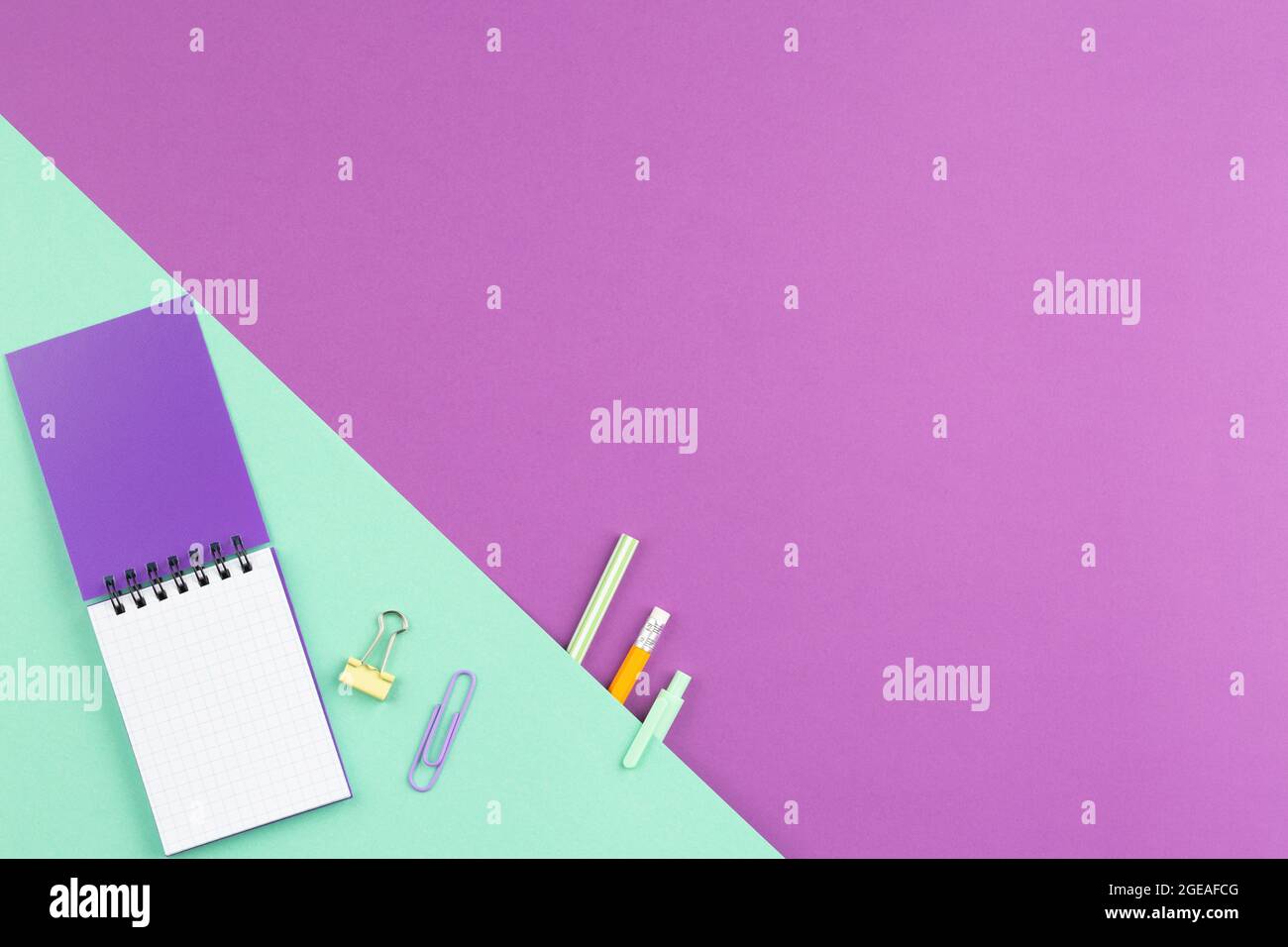 Bloc-notes avec crayon, stylo, classeur, clip, calculatrice Banque D'Images