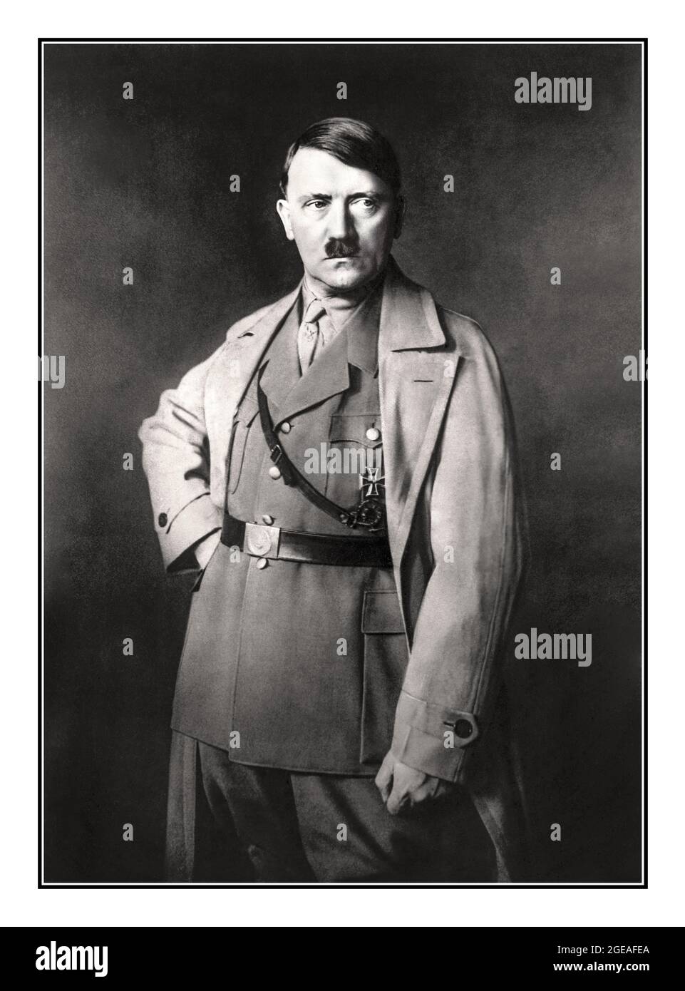PORTRAIT D'ADOLF HITLER les années 1930 B&W Serious Power pose studio portrait photographie d'Adolf Hitler en uniforme et gris par le photographe Heinrich Hoffman photographe personnel d'Hitler - propagande élection Portrait Banque D'Images PORTRAIT D'ADOLF HITLER les années 1930 B&W Serious Power pose studio portrait photographie d'Adolf Hitler en uniforme et gris par le photographe Heinrich Hoffman photographe personnel d'Hitler - propagande élection Portrait Banque D'Images