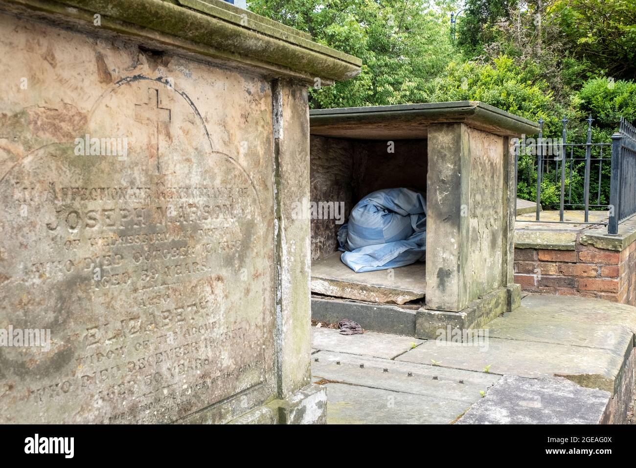Le canapé-lit laisse une couette dans une tombe cassée, Bilston, West midlands UK. Banque D'Images
