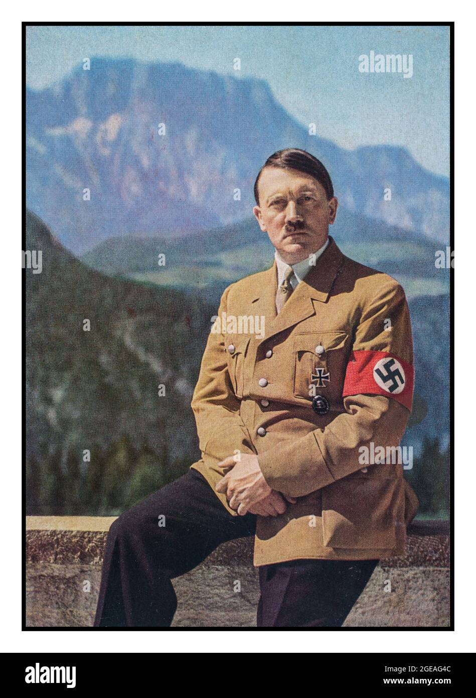 Adolf Hitler BERGHOF des années 1940 Portrait informel en uniforme militaire avec brassard de swastika photographié en plein air avec toile de fond de montagne, par son photographe personnel Heinrich Hoffmann à sa retraite en montagne le Berghof près de Berchtesgaden Obersalzberg Bavière Allemagne Banque D'Images