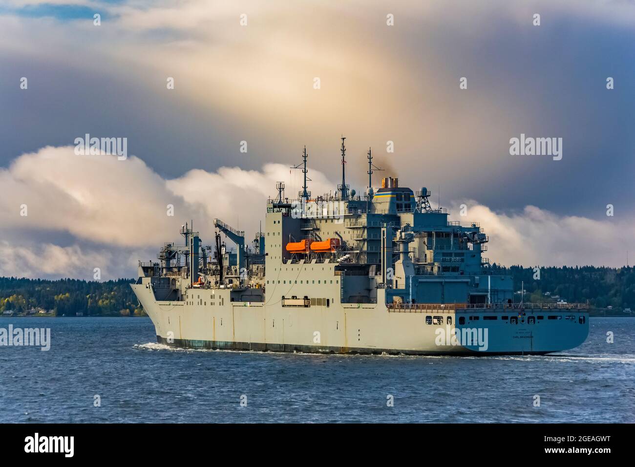 Le navire de la marine américaine Carl Brashear est en cours sur Puget Sound après avoir quitté le chantier naval de Puget Sound et l'installation de maintenance intermédiaire à Bremerton, Wash Banque D'Images