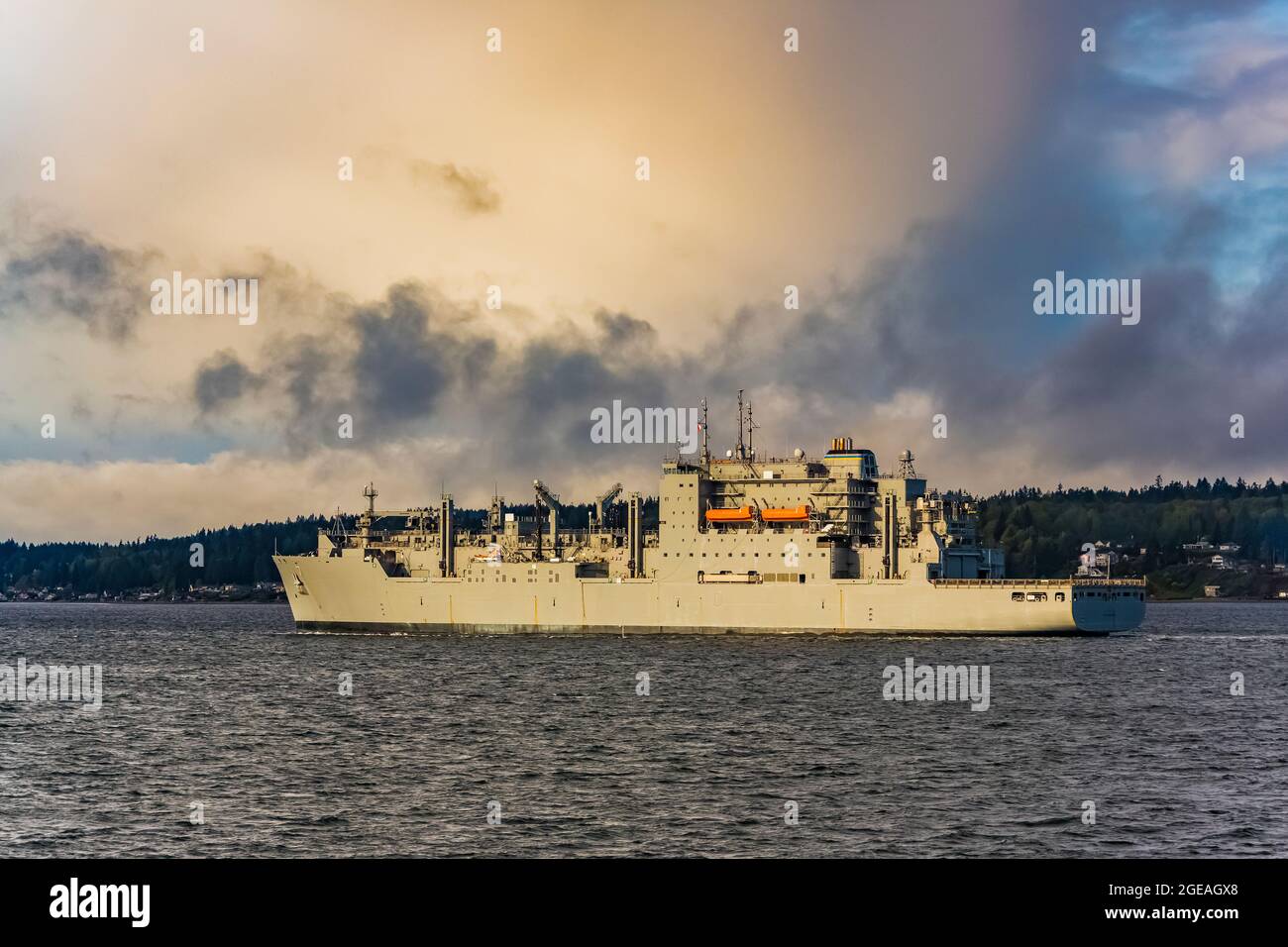Le navire de la marine américaine Carl Brashear est en cours sur Puget Sound après avoir quitté le chantier naval de Puget Sound et l'installation de maintenance intermédiaire à Bremerton, Wash Banque D'Images