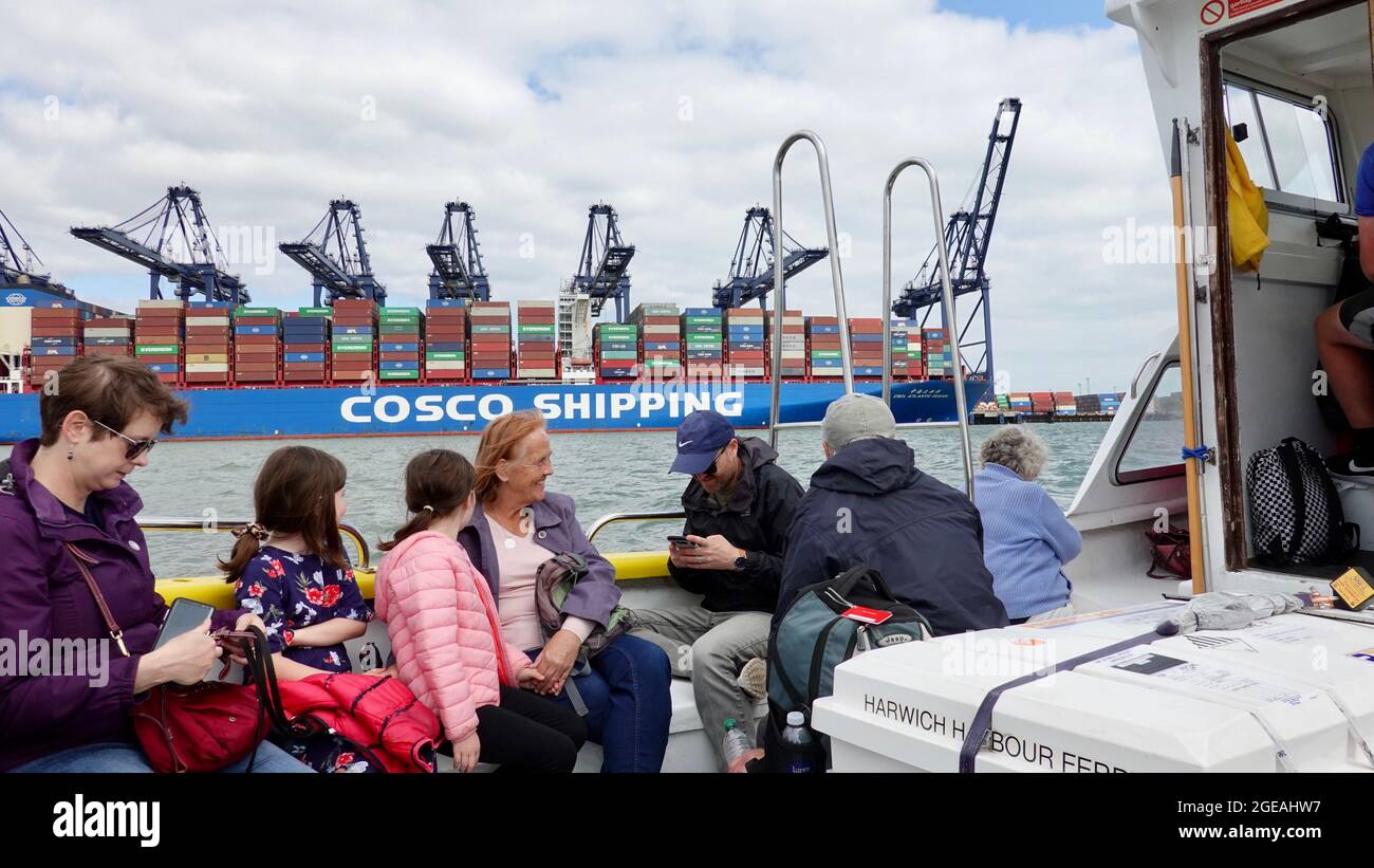 Harwich, Essex - 18 août 2021 : personnes profitant d'un voyage sur le port en ferry à pied dans un bel après-midi d'été. Banque D'Images