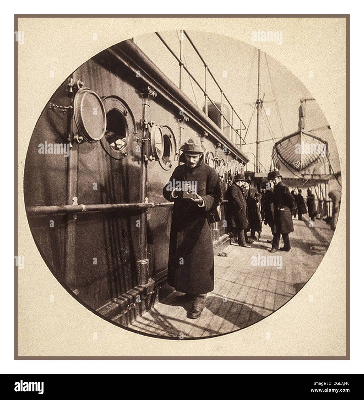 GEORGE EASTMAN (1854-1932) tenant un ancien appareil photo-photo Kodak sur un NAVIRE SS GALLIA dans les années 1890, pris par Fred Church - George Eastman était un inventeur américain industriel et visionnaire pour la caméra mobile de film en rouleau et fondateur de The éponyme Eastman Kodak Company à Rochester, État de New York, États-Unis Banque D'Images