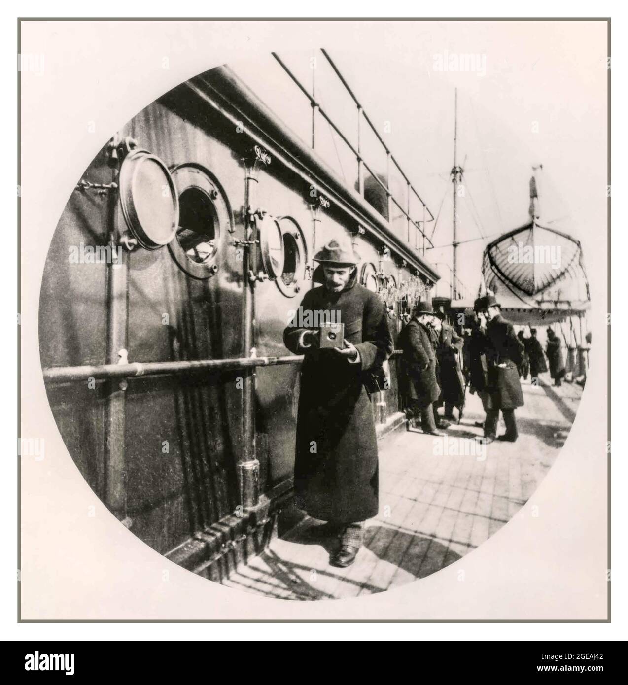 GEORGE EASTMAN (1854-1932), tenant un ancien appareil photo-caisson Kodak sur un BATEAU SS GALLIA dans les années 1890, pris par Fred Church, inventeur américain, industriel et visionnaire pour l'appareil-photo-caisson de film en rouleau portable et fondateur de l'Eastman Kodak Company à Rochester, État de New York, États-Unis Banque D'Images