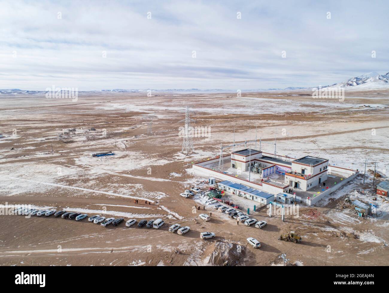 Lhassa. 23 mai 1951. Une photo aérienne prise le 24 décembre 2019 montre une sous-station de transformateur de puissance de 110 kV dans le comté de Tsonyi, dans la ville de Nagqu, dans la région autonome du Tibet, au sud-ouest de la Chine. Le 23 mai 1951, l'Accord du Gouvernement populaire central et du Gouvernement local du Tibet sur les mesures de libération pacifique du Tibet (Accord de 17 articles) a été signé, proclamant officiellement la libération pacifique du Tibet. L'année 2021 marque le 70e anniversaire de l'événement historique. Crédit : Sun Fei/Xinhua/Alay Live News Banque D'Images