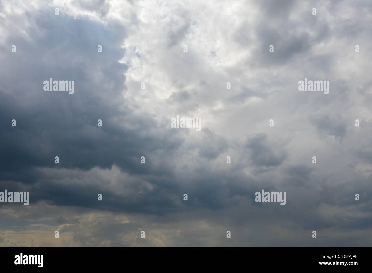 Des nuages gris dans le ciel. Banque D'Images