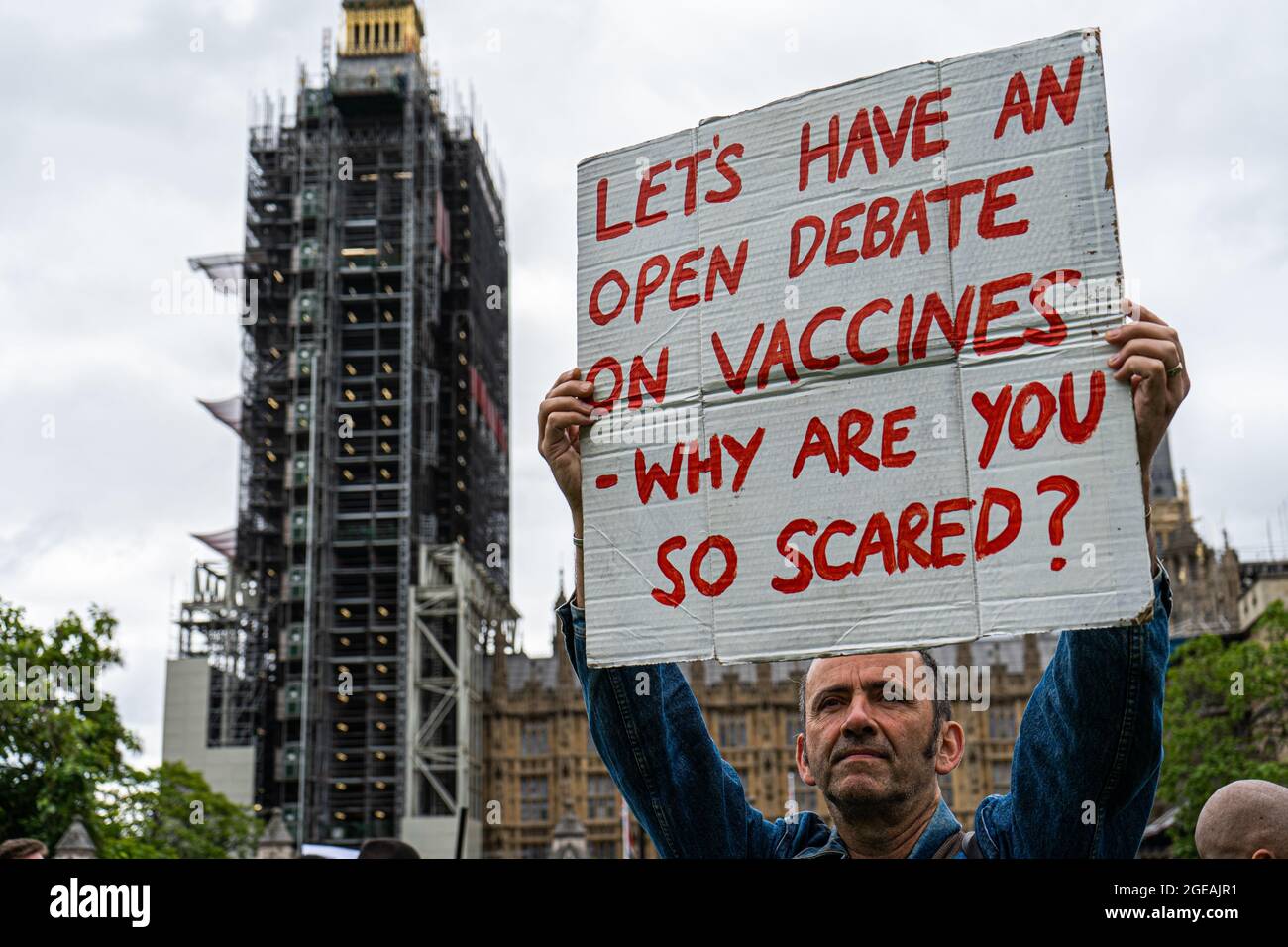 Des manifestants anti-vaccination tenant des signes sur la place du Parlement contre les passeports pour vaccins Banque D'Images