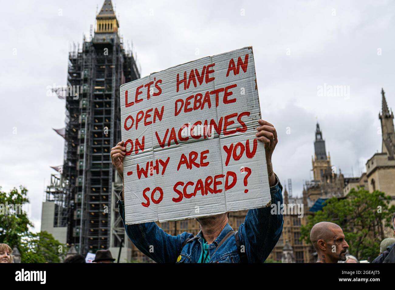 Des manifestants anti-vaccination tenant des signes sur la place du Parlement contre les passeports pour vaccins Banque D'Images