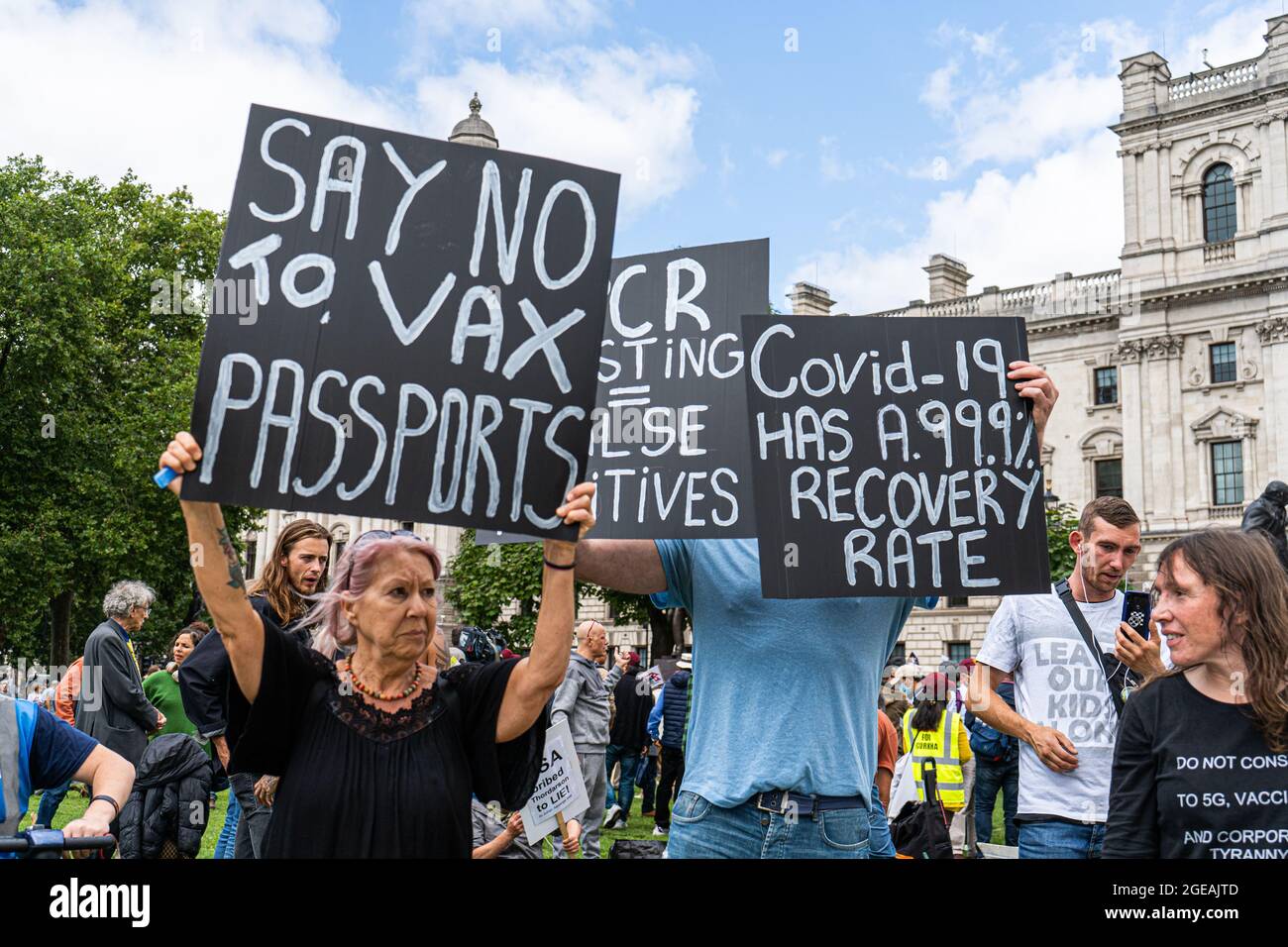 Des manifestants anti-vaccination tenant des signes sur la place du Parlement contre les passeports pour vaccins Banque D'Images