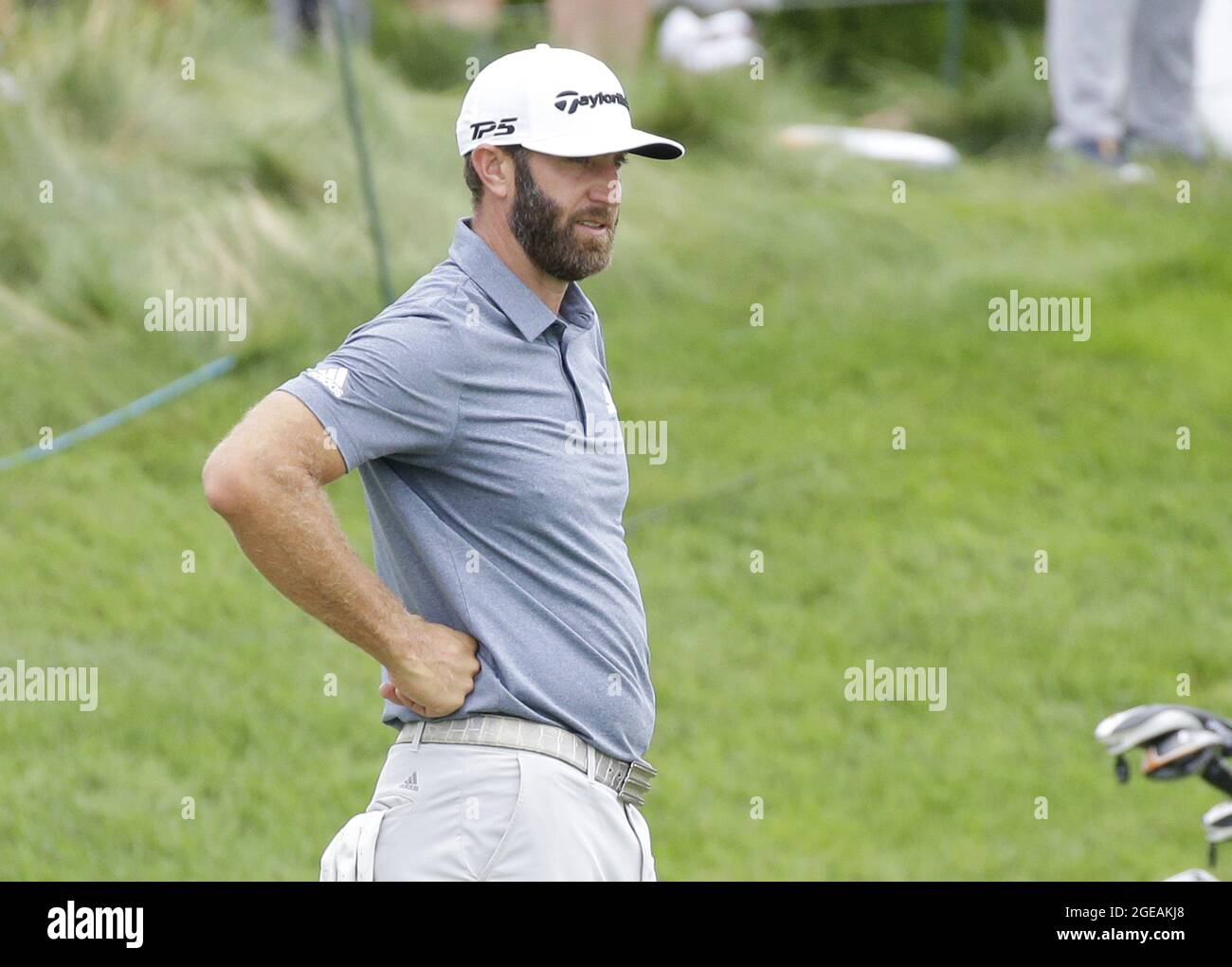 New York, États-Unis. 18 août 2021. Dustin Johnson joue au pro-Am du Northern Trust 2021 dans le cadre des éliminatoires de la FedEx Cup au Liberty National Golf Club de Jersey City, New Jersey, le mercredi 18 août 2021. Photo de John Angelillo/UPI crédit: UPI/Alay Live News Banque D'Images