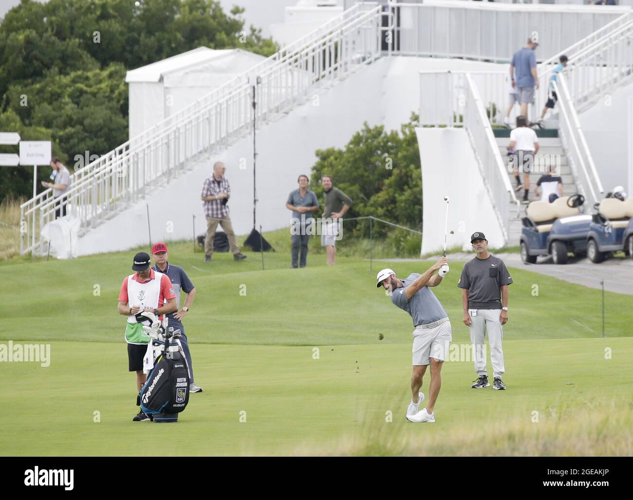 New York, États-Unis. 18 août 2021. Dustin Johnson joue au pro-Am du Northern Trust 2021 dans le cadre des éliminatoires de la FedEx Cup au Liberty National Golf Club de Jersey City, New Jersey, le mercredi 18 août 2021. Photo de John Angelillo/UPI crédit: UPI/Alay Live News Banque D'Images