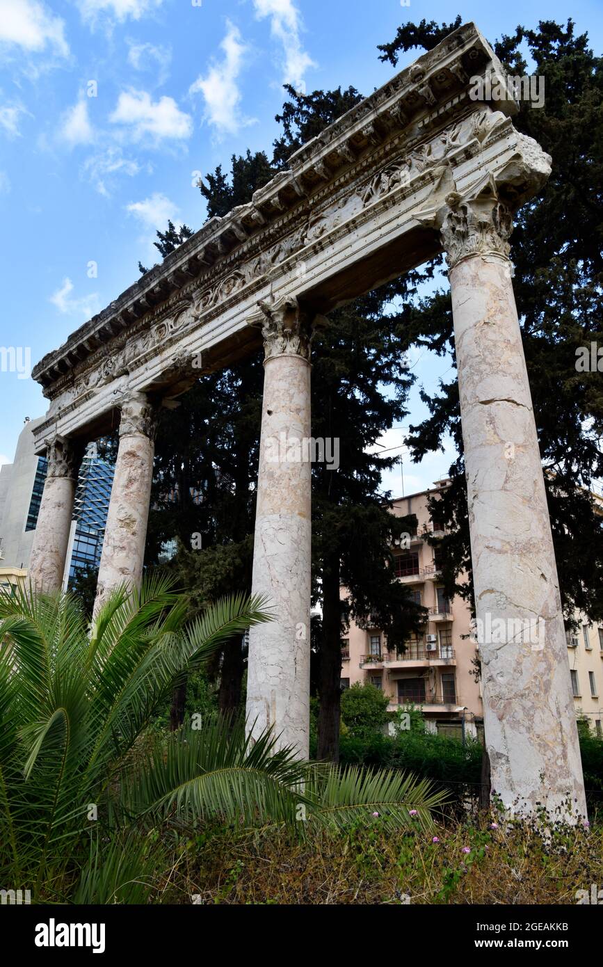 Colonnade romaine sur la rue Damas, en face du Musée national, Beyrouth, Liban. Autrefois originaire d'une basilique, il a été découvert en 1940 à Beyrouth. Banque D'Images