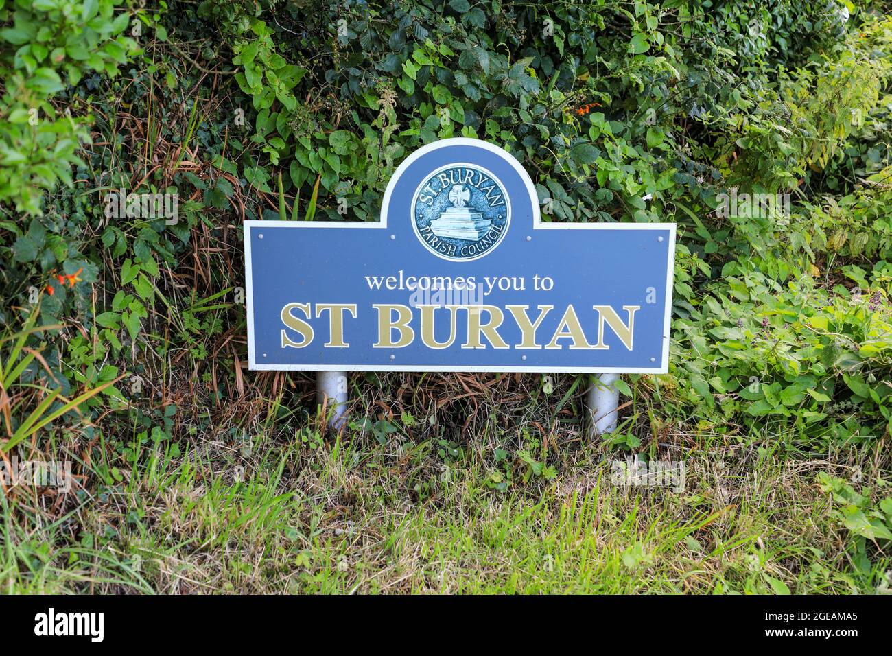 Un panneau indiquant « le conseil paroissial de Buryan vous accueille à St Buryan », un petit village de Cornwall, en Angleterre, au Royaume-Uni Banque D'Images