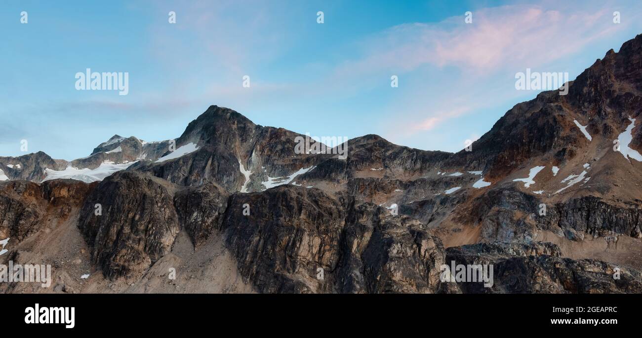 Vue sur le pittoresque lac Glacier dans les montagnes Rocheuses Banque D'Images