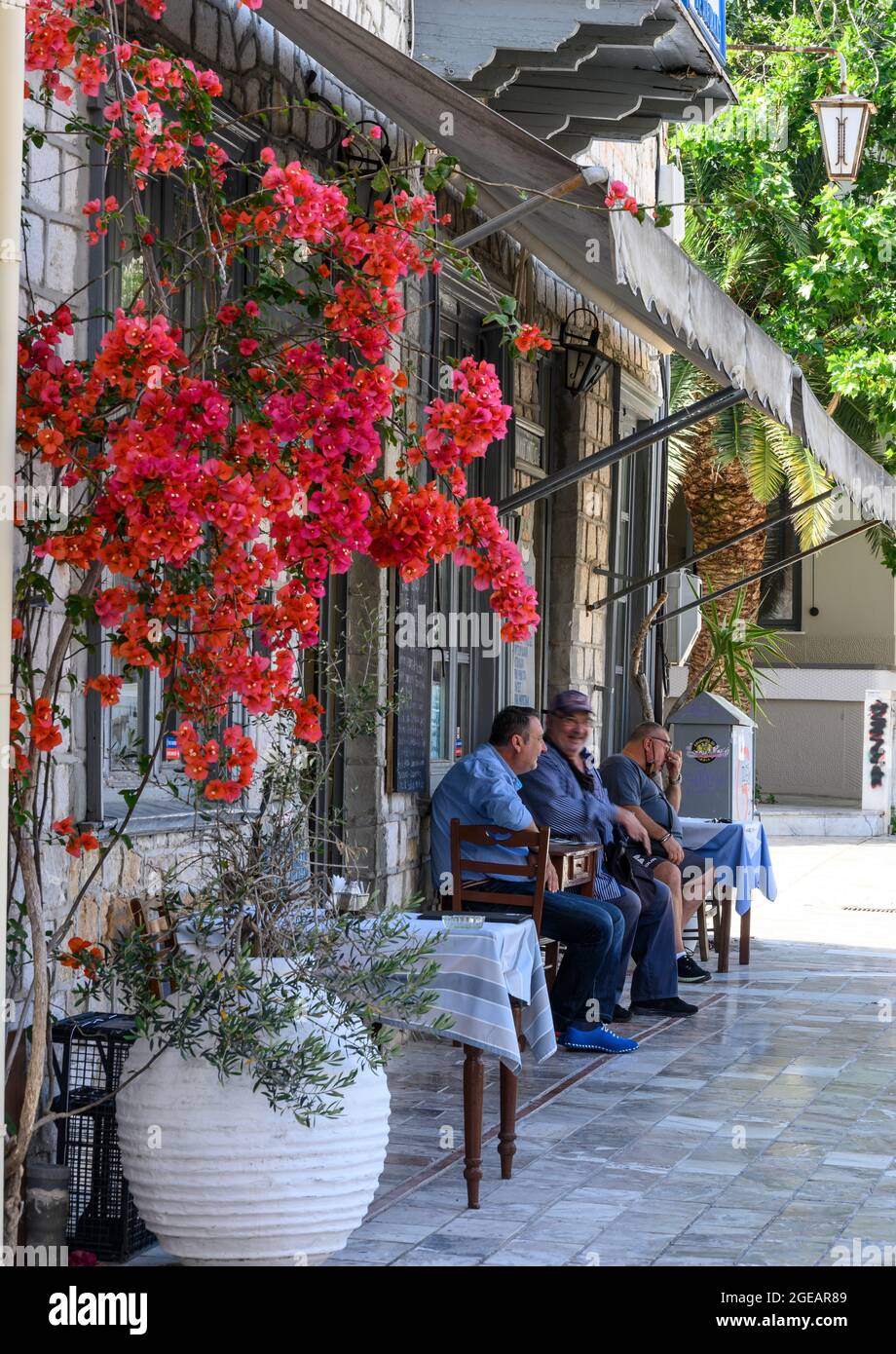 Une taverne ombragée dans la Platia Syndagmatos, la place principale de la vieille ville de Nafplio, la première capitale de la Grèce après l'indépendance, Argolide, Péloponnes Banque D'Images