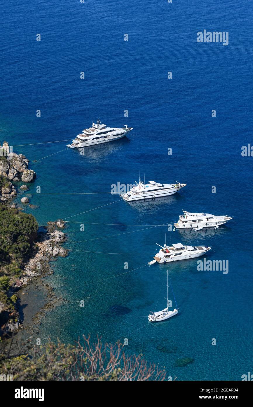 Yachts et bateaux de plaisance amarrés dans la baie de Kalamitsi près du village de Kardamiyli, Messinian Mani, Péloponnèse du Sud, Grèce. Banque D'Images