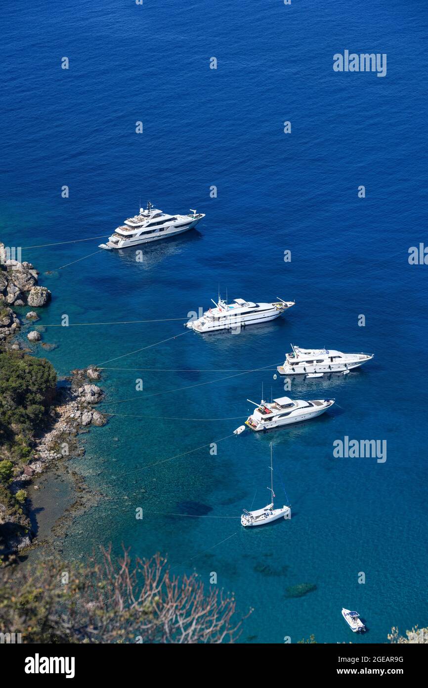 Yachts et bateaux de plaisance amarrés dans la baie de Kalamitsi près du village de Kardamiyli, Messinian Mani, Péloponnèse du Sud, Grèce. Banque D'Images