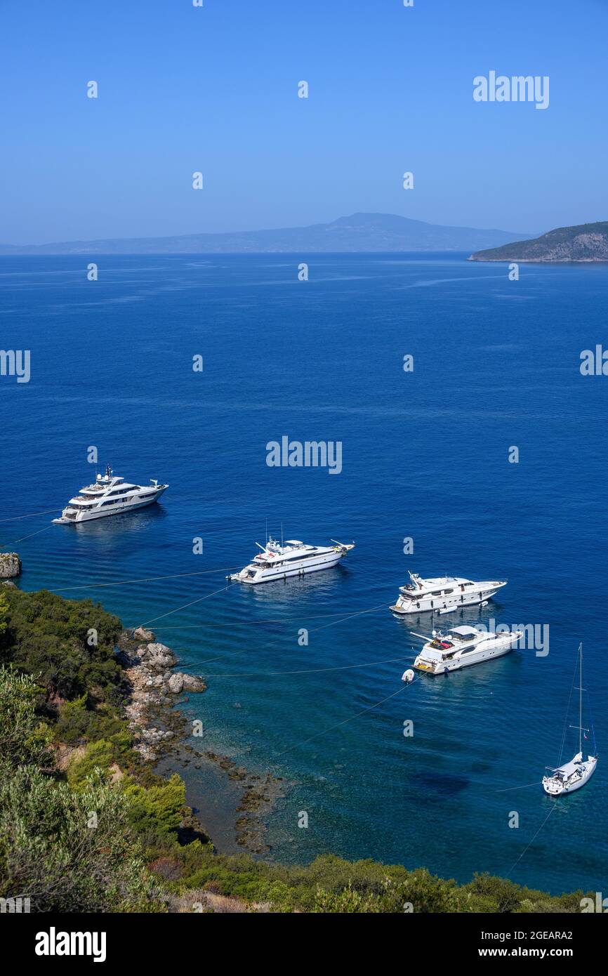 Yachts et bateaux de plaisance amarrés dans la baie de Kalamitsi près du village de Kardamiyli, Messinian Mani, Péloponnèse du Sud, Grèce. Banque D'Images