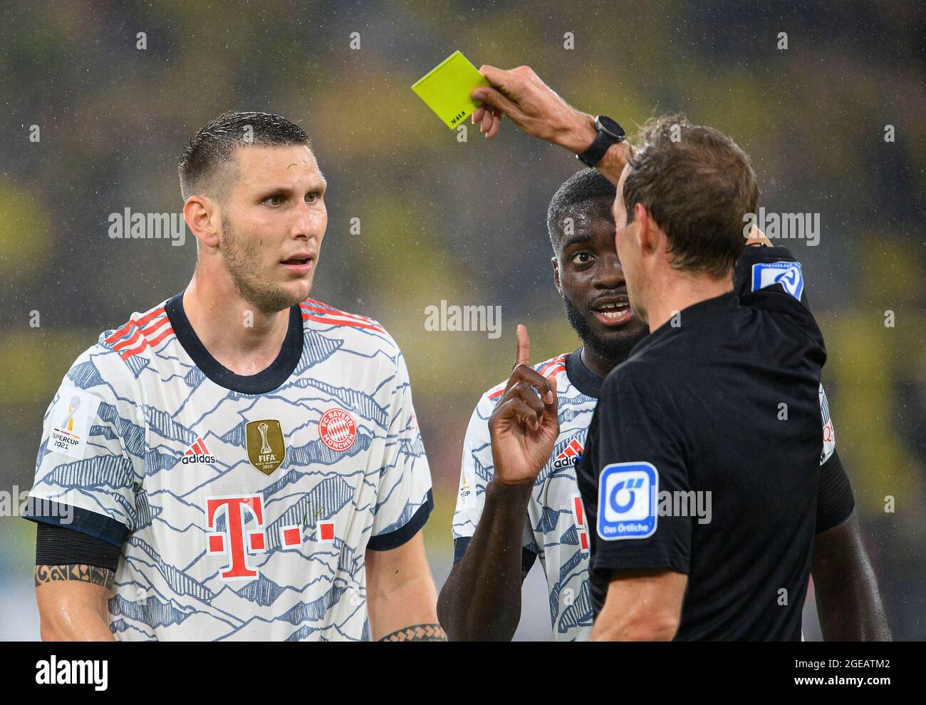 Dortmund, Allemagne. 18 août 2021. L'arbitre Sascha STEGEMANN r. montre Niklas SUELE l. (SÃ_le, M) la carte jaune, entre Dayot UPAMECANO (M), Soccer Supercup final, Borussia Dortmund (DO) - FC Bayern Munich (M) 1: 3, le 08/17/2021 à Dortmund/Allemagne. #DFL règlements interdisent toute utilisation de photographies comme séquences d'images et/ou quasi-vidéo # crédit: dpa/Alay Live News Banque D'Images