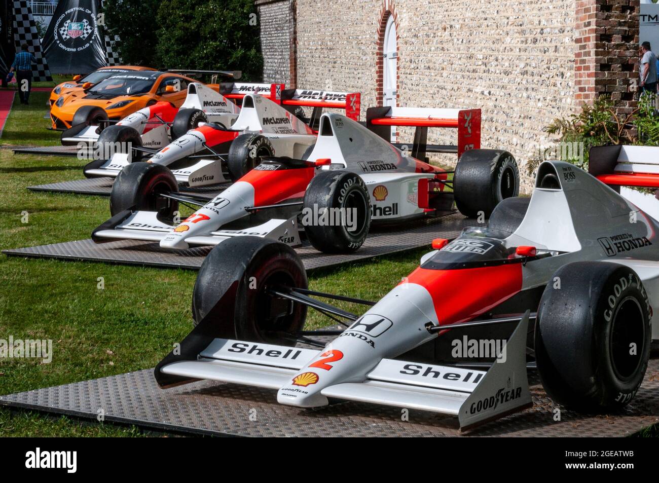 Des voitures McLaren Grand Prix historiques exposées dans le club de pilotes de Blackrock lors de la course automobile Goodwood Festival of Speed 2014. Traçabilité Banque D'Images