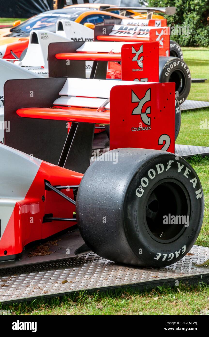 Des voitures McLaren Grand Prix historiques exposées dans le club de pilotes de Blackrock lors de la course automobile Goodwood Festival of Speed 2014. Traçabilité Banque D'Images