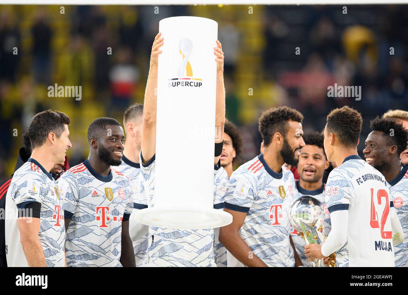 Dortmund, Allemagne. 18 août 2021. Thomas MUELLER (MÃ ller, M) lève le piédestal sur lequel la coupe était debout, curieux, drôle, drôle, final de Supercup de football, Borussia Dortmund (DO) - FC Bayern Munich (M) 1: 3, le 08/17/2021 à Dortmund/Allemagne. #DFL règlements interdisent toute utilisation de photographies comme séquences d'images et/ou quasi-vidéo # crédit: dpa/Alay Live News Banque D'Images