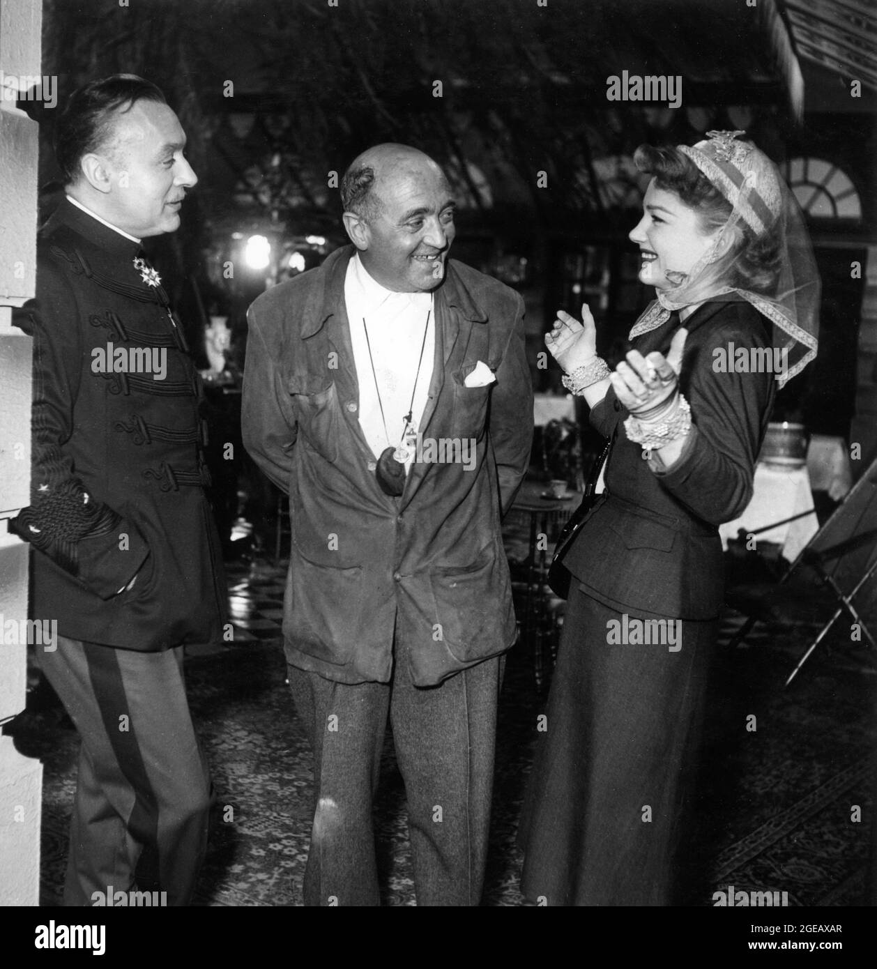 CHARLES BOYER Directeur MAX OPHULS et la Visiteur Anne BAXTER sur le Set Candid pendant le tournage de MADAME DE . . . AKA LES BOUCLES D'OREILLES DE MADAME DE . . . (Aux Etats-Unis) 1953 roman Louise de Vilmorin France - Italie coproduction Franco London films / Indus films / Rizzoli film Banque D'Images