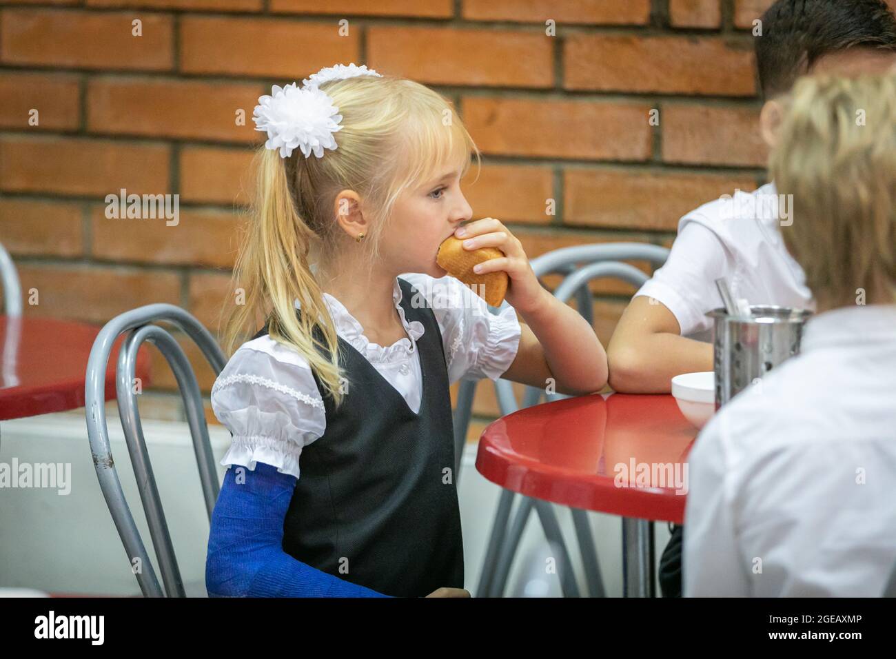 Les élèves de première année mangent à la cafétéria de l'école. Déjeuner dans la salle à manger le 1er septembre. Moscou, Russie, 2 septembre 2019 Banque D'Images