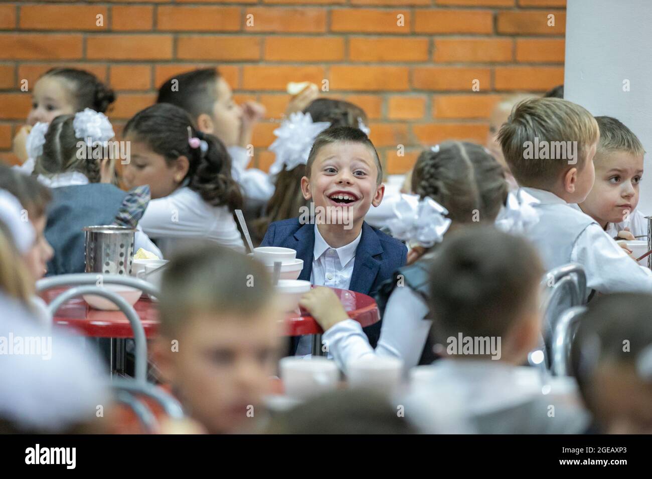 Les élèves de première année mangent à la cafétéria de l'école. Déjeuner dans la salle à manger le 1er septembre. Moscou, Russie, 2 septembre 2019 Banque D'Images