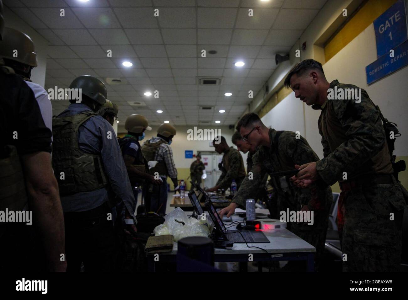 Kaboul, Afghanistan. 18 août 2021. Marines de la 24e unité expéditionnaire maritime (UMM) processus personnel du Département d'État pour évacuation à l'aéroport international Hamid Karzaï, Kaboul, Afghanistan, le 15 août 2021. Les soldats américains et les Marines aident le Département d'État à faire un retrait ordonné du personnel désigné en Afghanistan. Photo par Sgt. Isaiah Campbell/USMC/UPI crédit: UPI/Alay Live News Banque D'Images