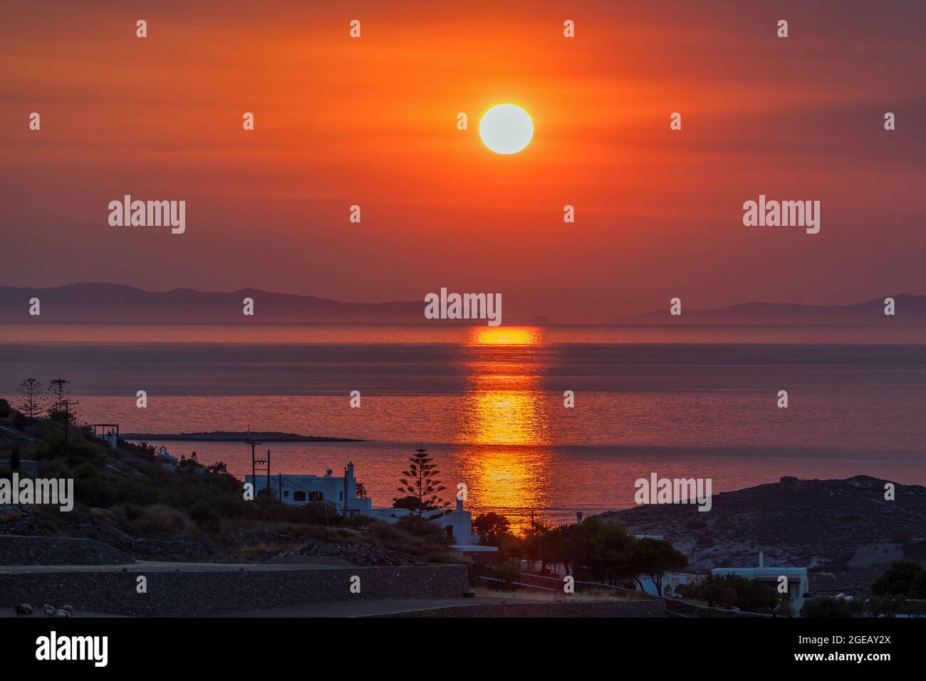 Coucher de soleil rouge sur la mer. Copier Space.Summer Sunset sur l'île de Syros en Grèce. Image de stock Banque D'Images
