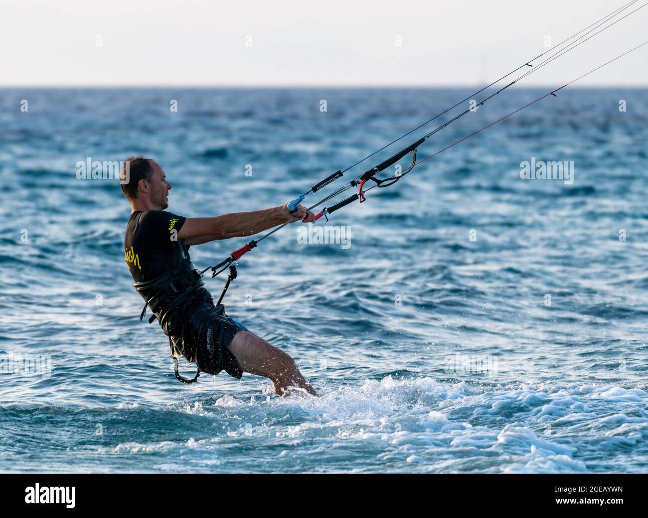 L'île de Lefkada. Grèce-08.05.2021: Gros plan d'un homme kite surf. Banque D'Images