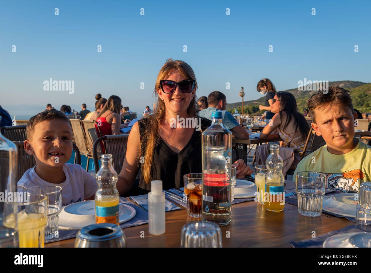 L'île de Lefkada. Royaume-Uni- 08.07.2021: Famille et amis en vacances dîner dans le restaurant. Banque D'Images