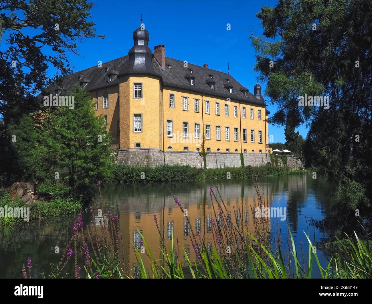 L'eau jaune romantique château Schloss Dyck dans Juechen en Allemagne Banque D'Images