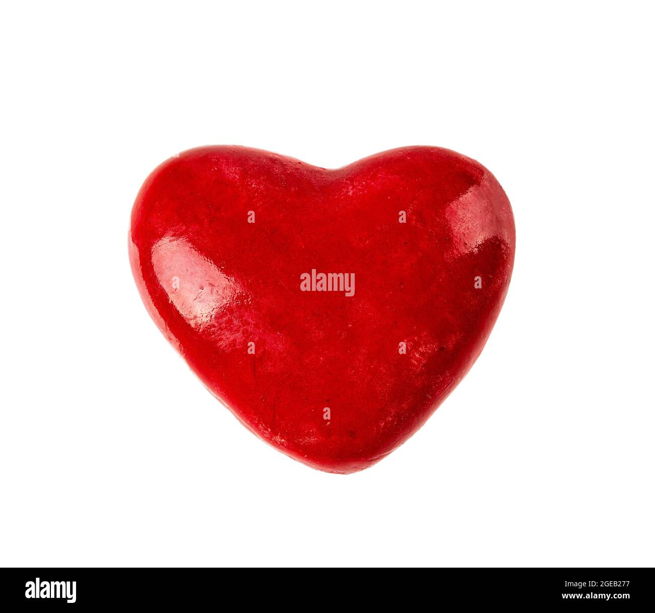 Coeur de Valentin en argile rouge isolé sur fond blanc. L'amour, la convivialité et la Saint-Valentin élément de design pour les vacances, carte de voeux, carte postale. Banque D'Images