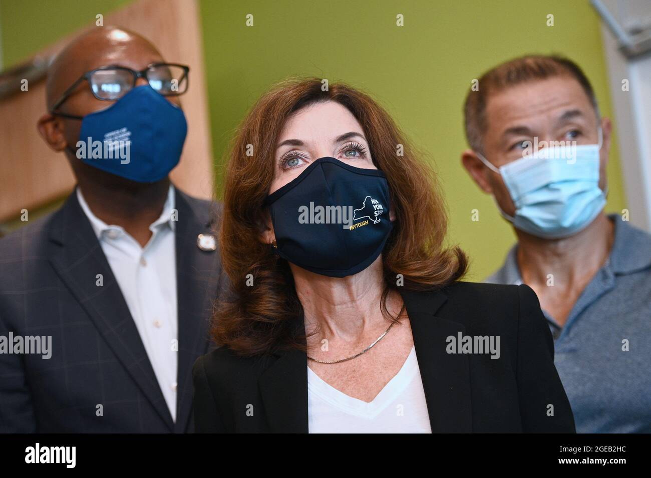 Gouv. Lt. Kathy Hochul (au centre) est rejointe par le président du Queens Borough, Donavan Richards (l), et le membre du Sénat de New York, John Liu (r), lors d'une visite de l'école publique Louis Armstrong P.S. 143 Queens, afin d'observer les mesures de sécurité avant son ouverture, dans le quartier de New York, à Queens, NY, 18 août 2021. Les écoles publiques de la ville de New York doivent ouvrir leurs portes le 13 septembre, et des inquiétudes se font jour quant à la variante Delta, qui a provoqué une augmentation des infections et des hospitalisations aux États-Unis. Le 24 août, Hochul deviendra gouverneur de l’État de New York, remplaçant le gouverneur actuel an Banque D'Images