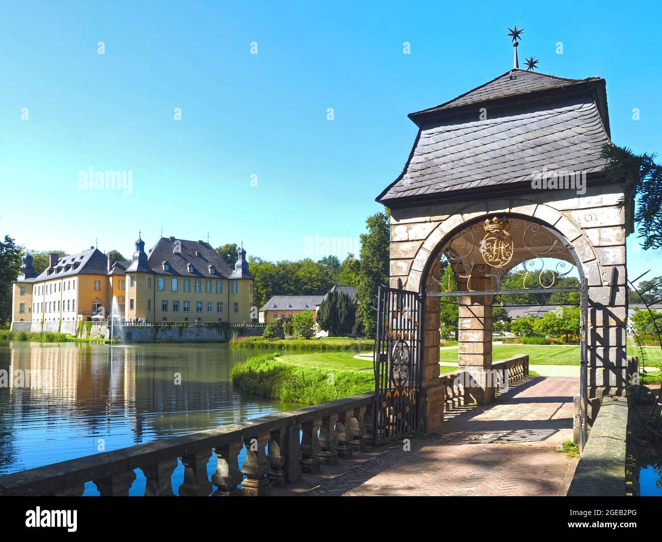 L'eau jaune romantique château Schloss Dyck dans Juechen en Allemagne Banque D'Images