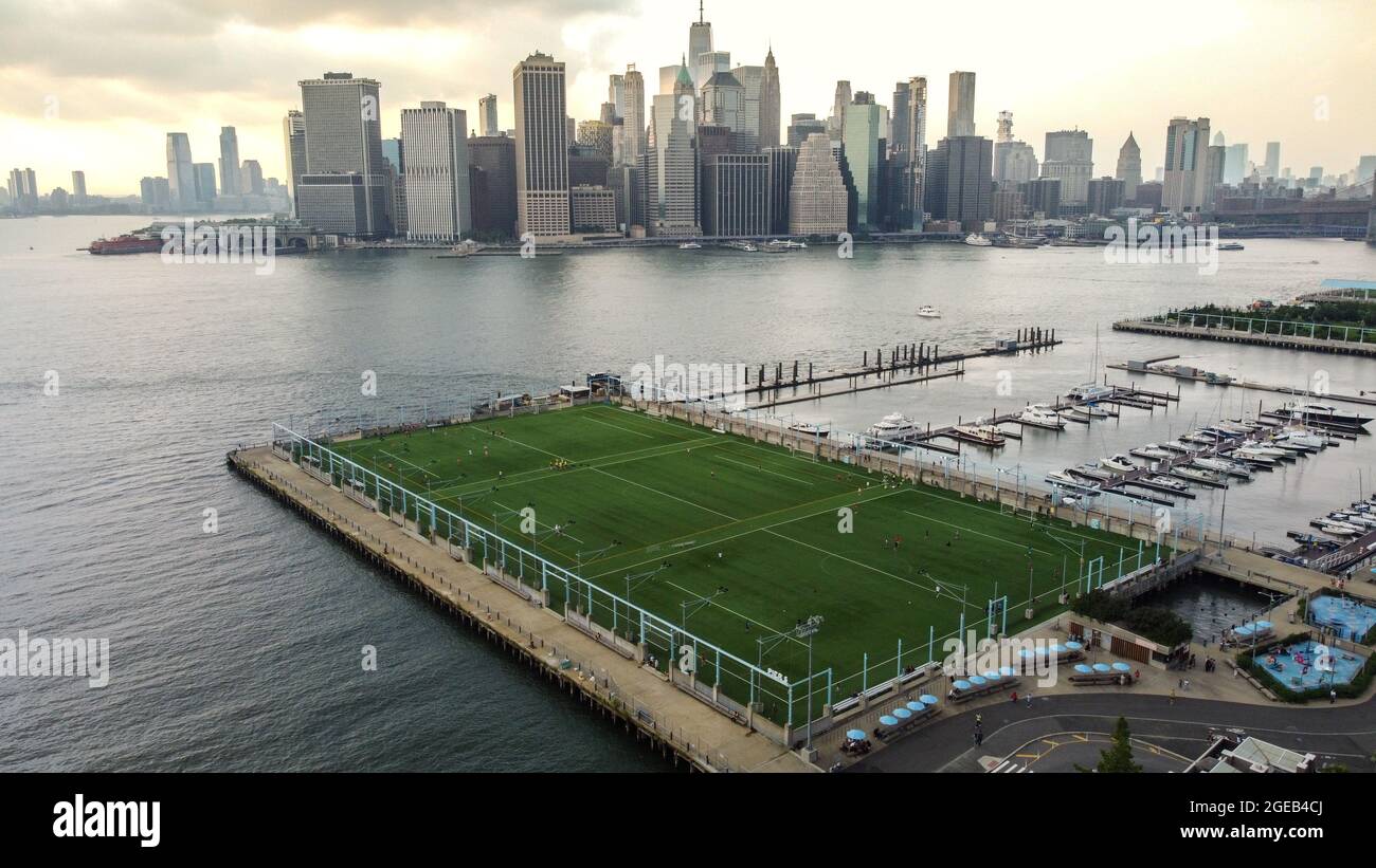 Terrain de football, Brooklyn Bridge Park Pier 5, Brooklyn, NY, États-Unis Banque D'Images