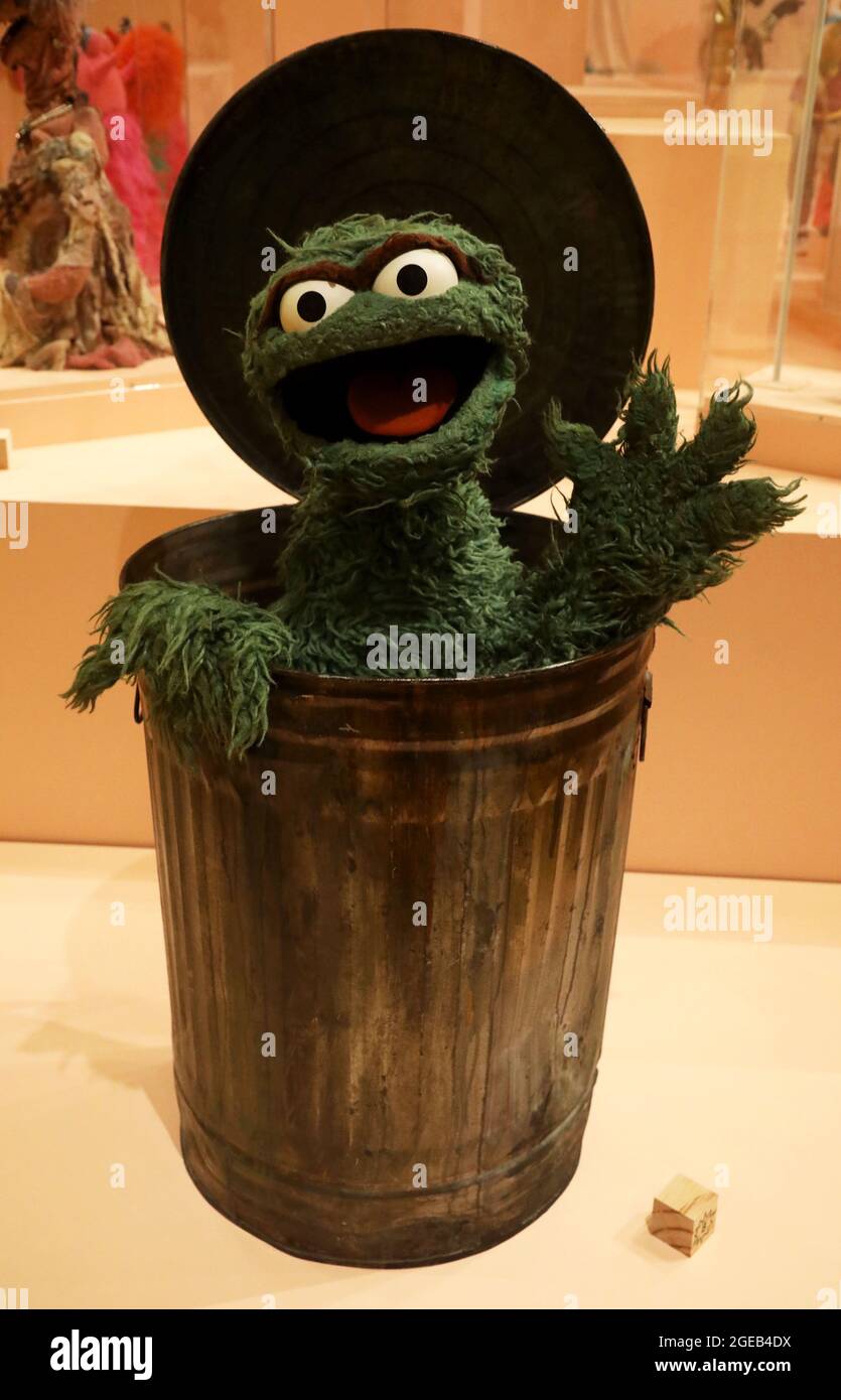 New York, New York, États-Unis. 18 août 2021. Une vue sur la marionnette OSCAR LE GROUCH, créée par Jim Henson pour Sesame Street, vue sur la partie fixe de l'exposition « marionnettes de New York » qui s'est tenue au Musée de la ville de New York. L'exposition explore les façons dont les marionnettes sont utilisées, y compris l'ensemble, la scène et la rue. (Credit image: © Nancy Kaszerman/ZUMA Press Wire) Banque D'Images