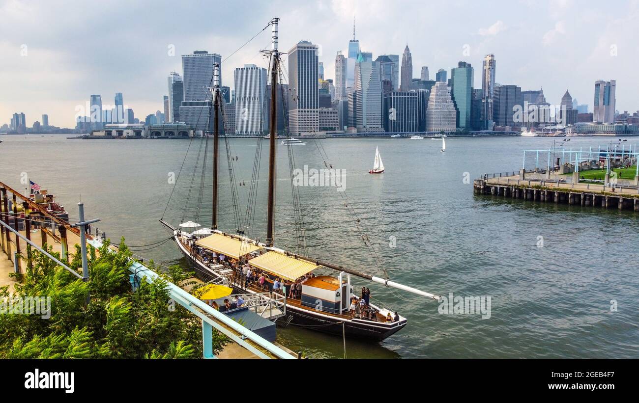 Pilot Restaurant, Brooklyn Bridge Park Pier 6, Brooklyn, New York, États-Unis Banque D'Images