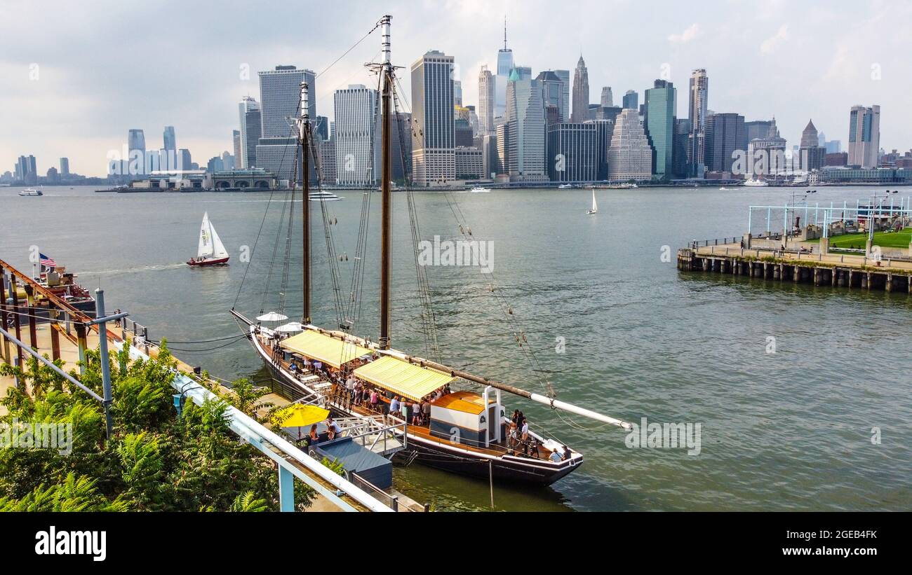 Pilot Restaurant, Brooklyn Bridge Park Pier 6, Brooklyn, New York, États-Unis Banque D'Images