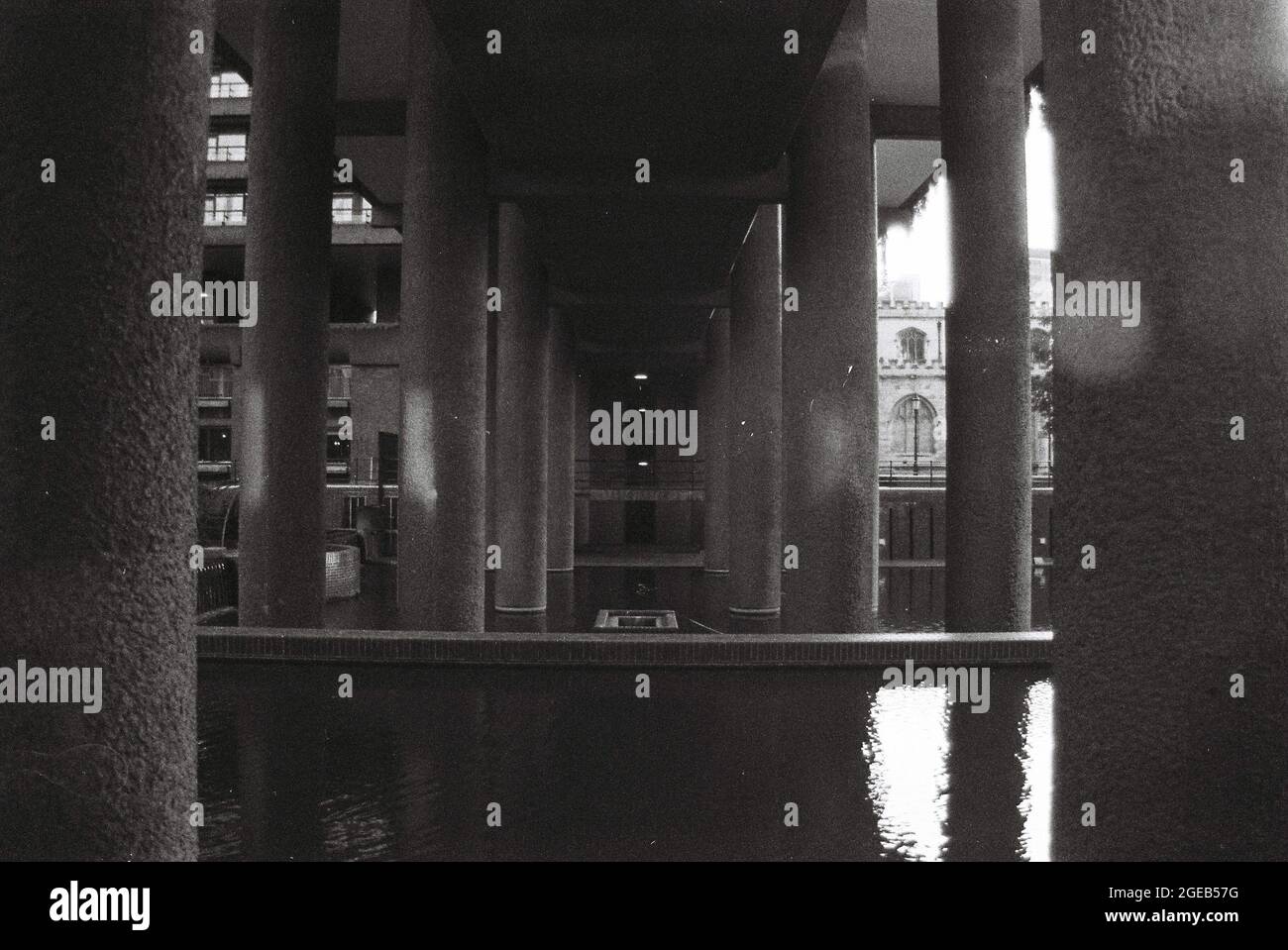 Une série de photos prises au domaine de barbican sur 35 mm en noir et blanc Banque D'Images