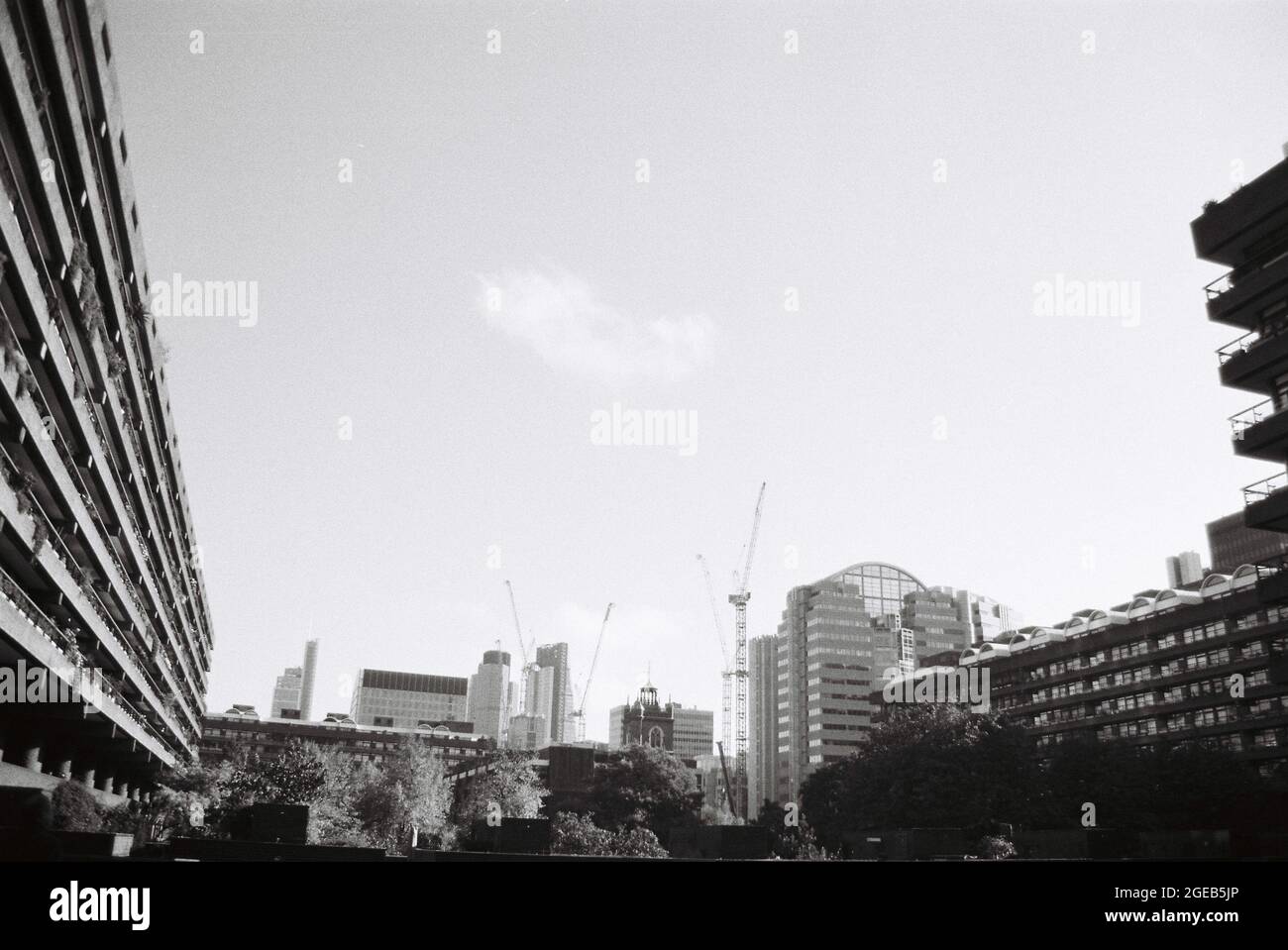 Une série de photos prises au domaine de barbican sur 35 mm en noir et blanc Banque D'Images