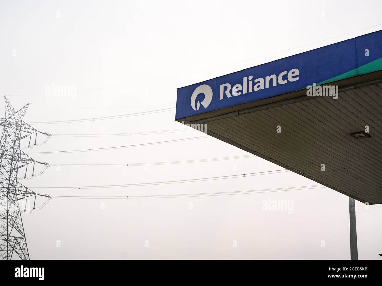 Reliance BP Mobility Ltd, la coentreprise de commercialisation des carburants de la société indienne du secteur privé la plus importante et la plus rentable, Reliance Industries Ltd (RIL) et du groupe britannique BP PLC, prévoit d'ouvrir des points de vente au détail, notamment des dépanneurs et des points de vente alimentaires, dans plusieurs de ses stations-service, principalement le long des autoroutes. Birohi, Bengale-Occidental ; Inde. Banque D'Images