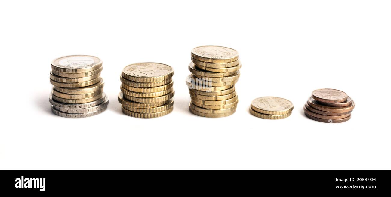 Groupe de pièces en euros isolé sur fond blanc. L'économie de l'Union européenne fond monétaire Banque D'Images
