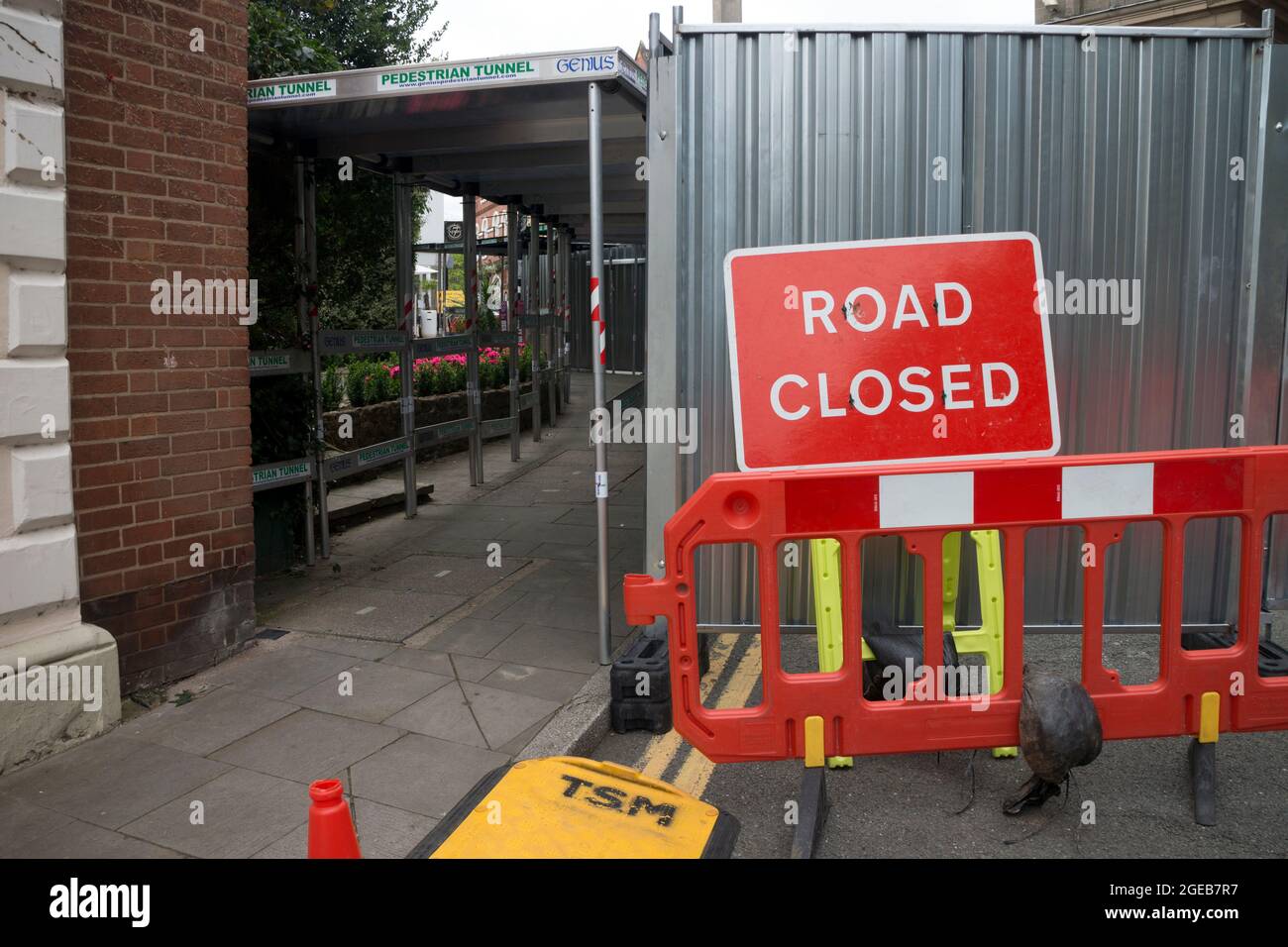 Fermeture de la route dans le centre-ville de Warwick pour des travaux d'entretien importants sur l'église St. Mary's, Warwickshire, Royaume-Uni Banque D'Images