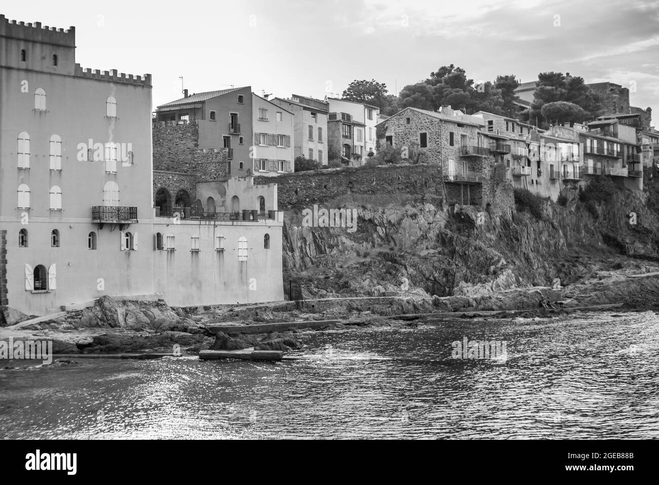 Collioure, France ; 27 août 2017 : maisons au-dessus de la mer. Banque D'Images