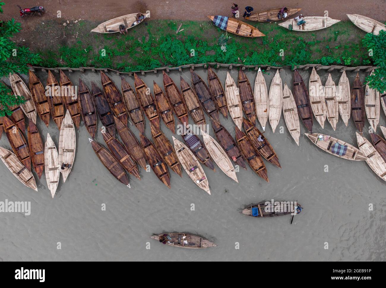 Non exclusif: BARISHAL, BANGLADESH- AOÛT 18: Vue aérienne des constructeurs de bateaux fabriquent des bateaux en bois à "Noukar Haat" (marché nautique) à Kuriana und Banque D'Images